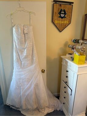 Elegant White Strapless Lace Wedding Dress